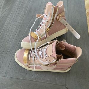 Giuseppe Zanotti - Exclusive Pink Croc-Embossed Leather Ringo Sneakers